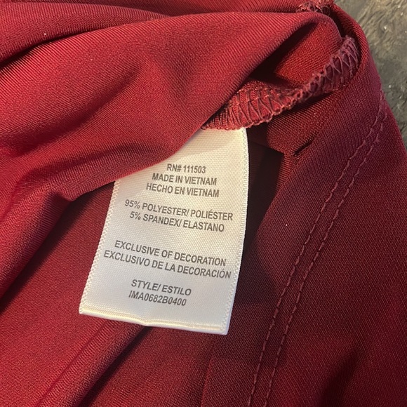 ๐3/$15๐AUW Burgundy top with peek a boo sleeves. Size Med - Picture 6 of 10